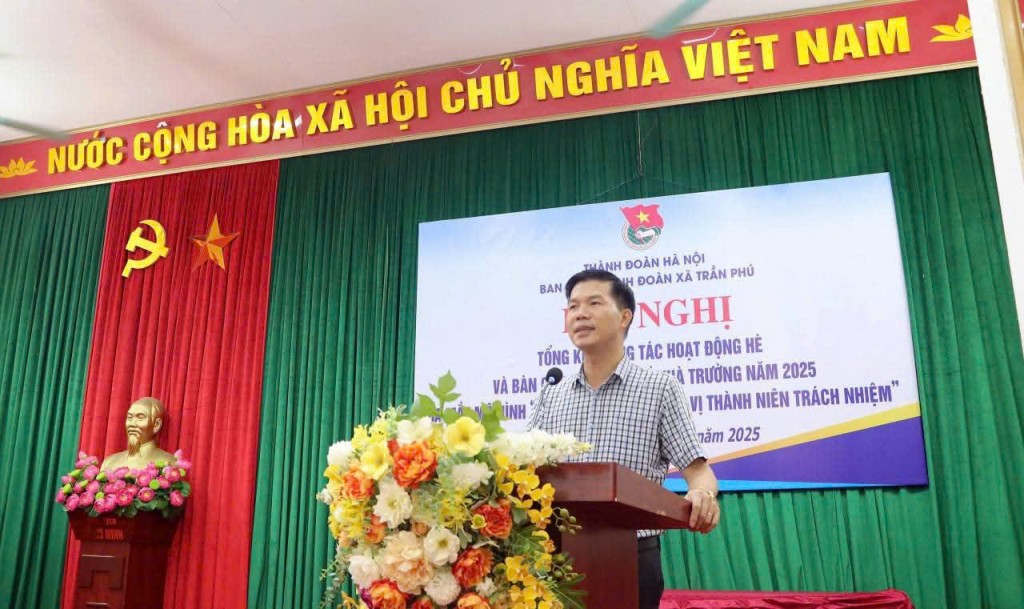 Đồng chí Bí thư Đảng uỷ xã Nguyễn Nguyên Hùng phát biểu chỉ đạo.
