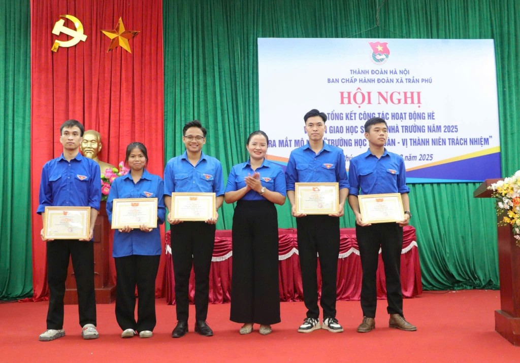 Các tập thể, cá nhân được biểu dương, khen thưởng.