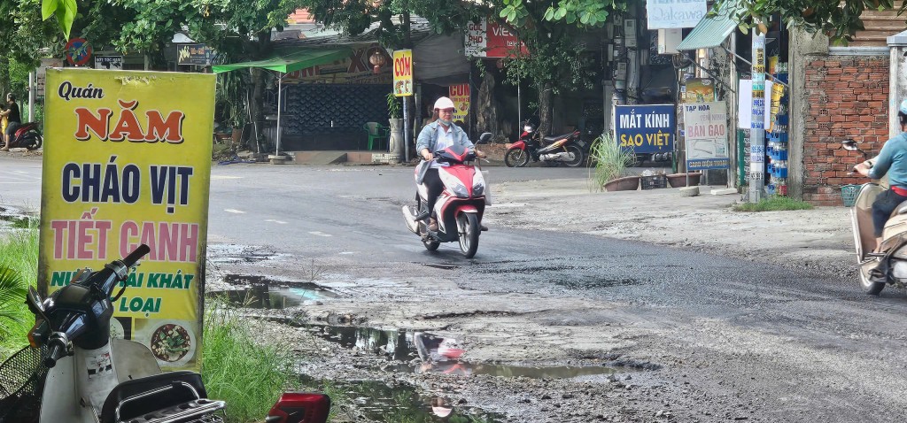 Người dân đề nghị sửa chữa khẩn tỉnh lộ 607B đang lở loét