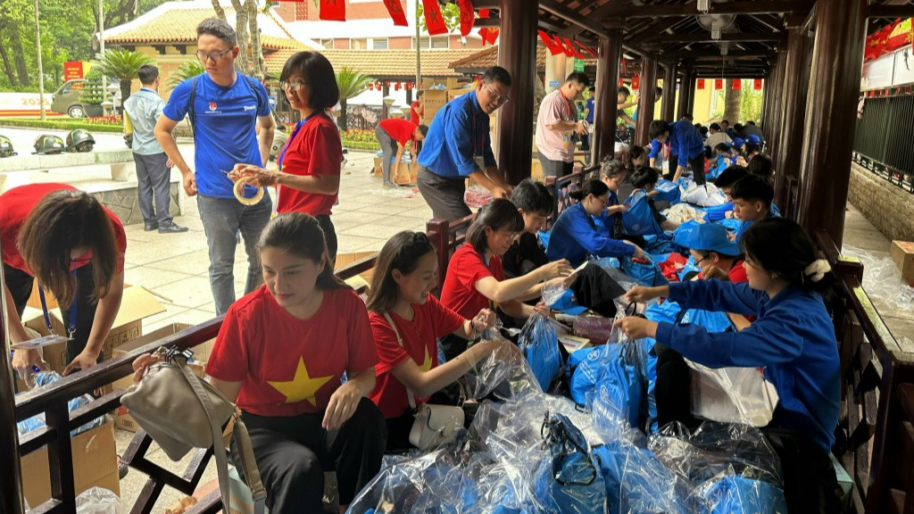 Ấn tượng về màu áo xanh tình nguyện ở A80