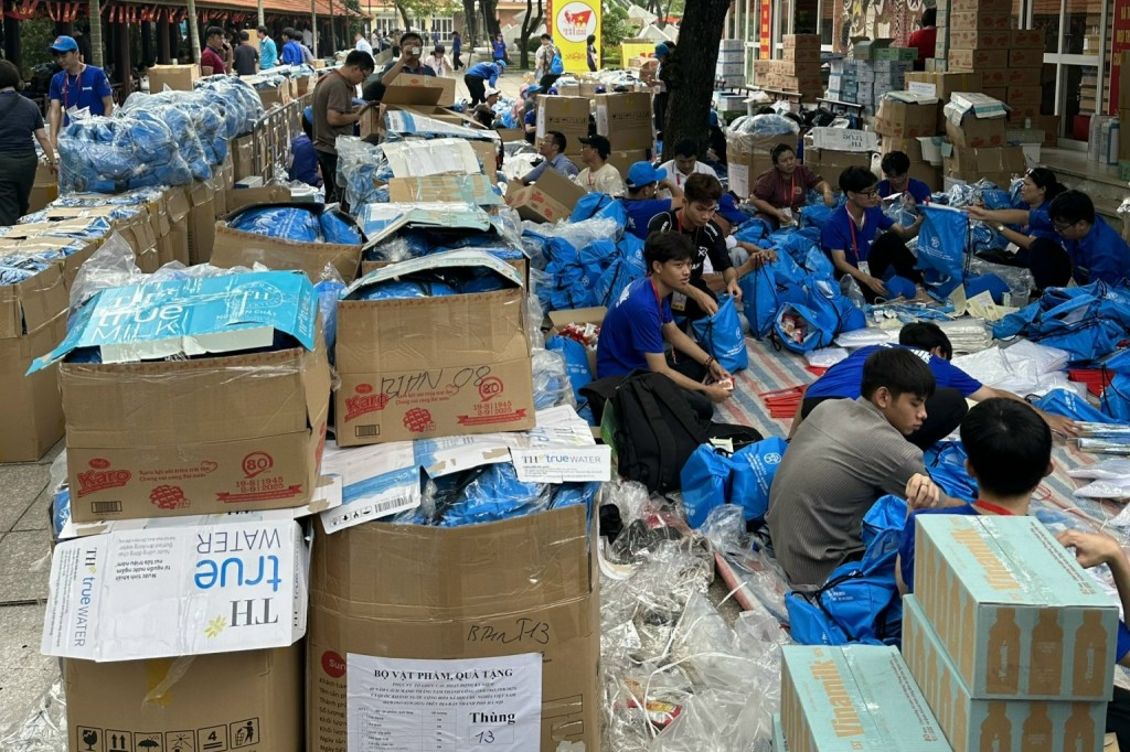 Ấn tượng về màu áo xanh tình nguyện ở A80