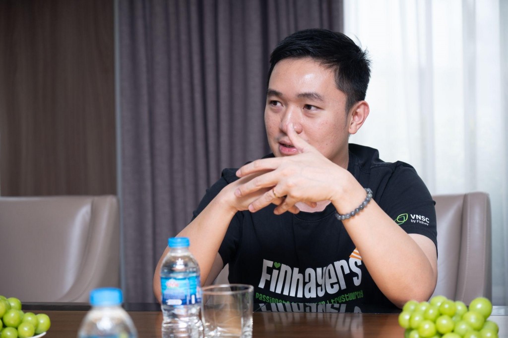 Ông Nghiêm Xuân Huy Chủ tịch HĐQT Công ty Cổ phần Chứng khoán Vina chia sẻ tại buổi lễ