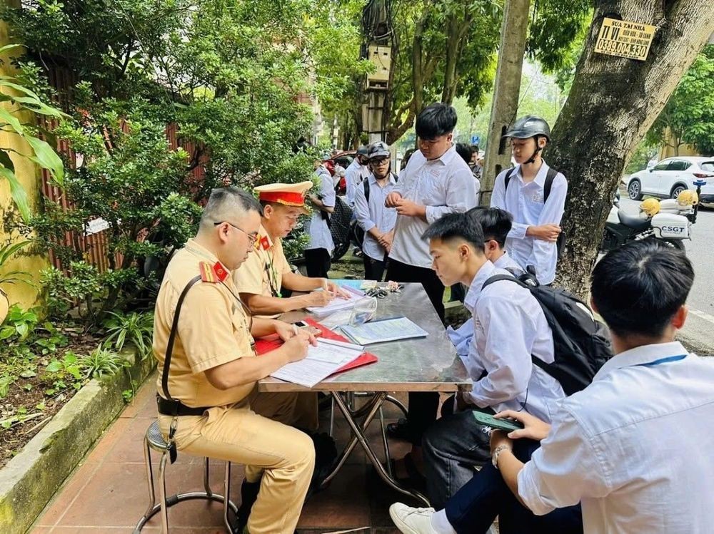 Chung tay đảm bảo an toàn giao thông cổng trường