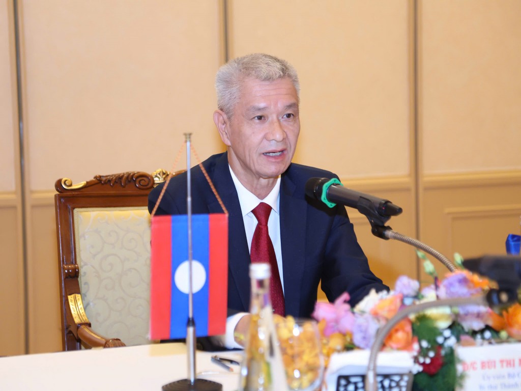 Hà Nội dành ưu tiên cao thúc đẩy quan hệ hợp tác với Vientiane