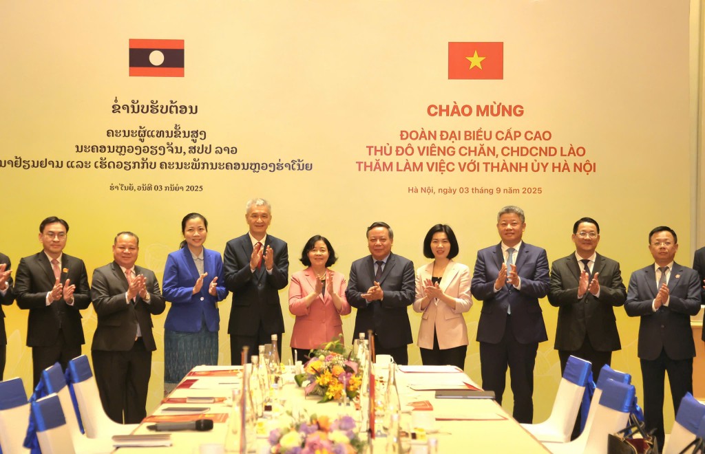 Hà Nội dành ưu tiên cao thúc đẩy quan hệ hợp tác với Vientiane