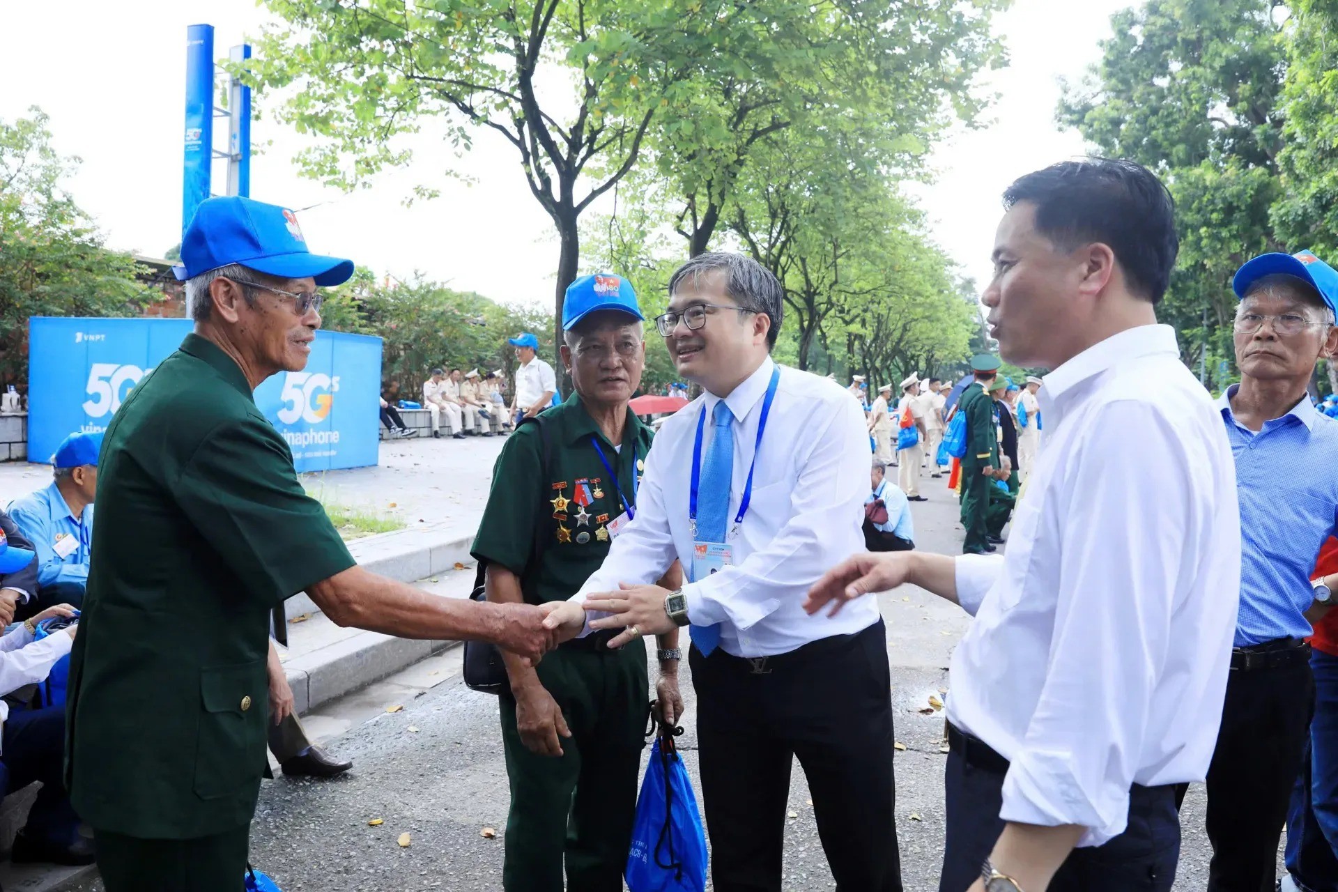hó Chủ tịch UBND TP Trương Việt Dũng đã trực tiếp có mặt tại khu vực đón, tiễn để gửi lời cảm ơn và chào tạm biệt các đoàn đại biểu