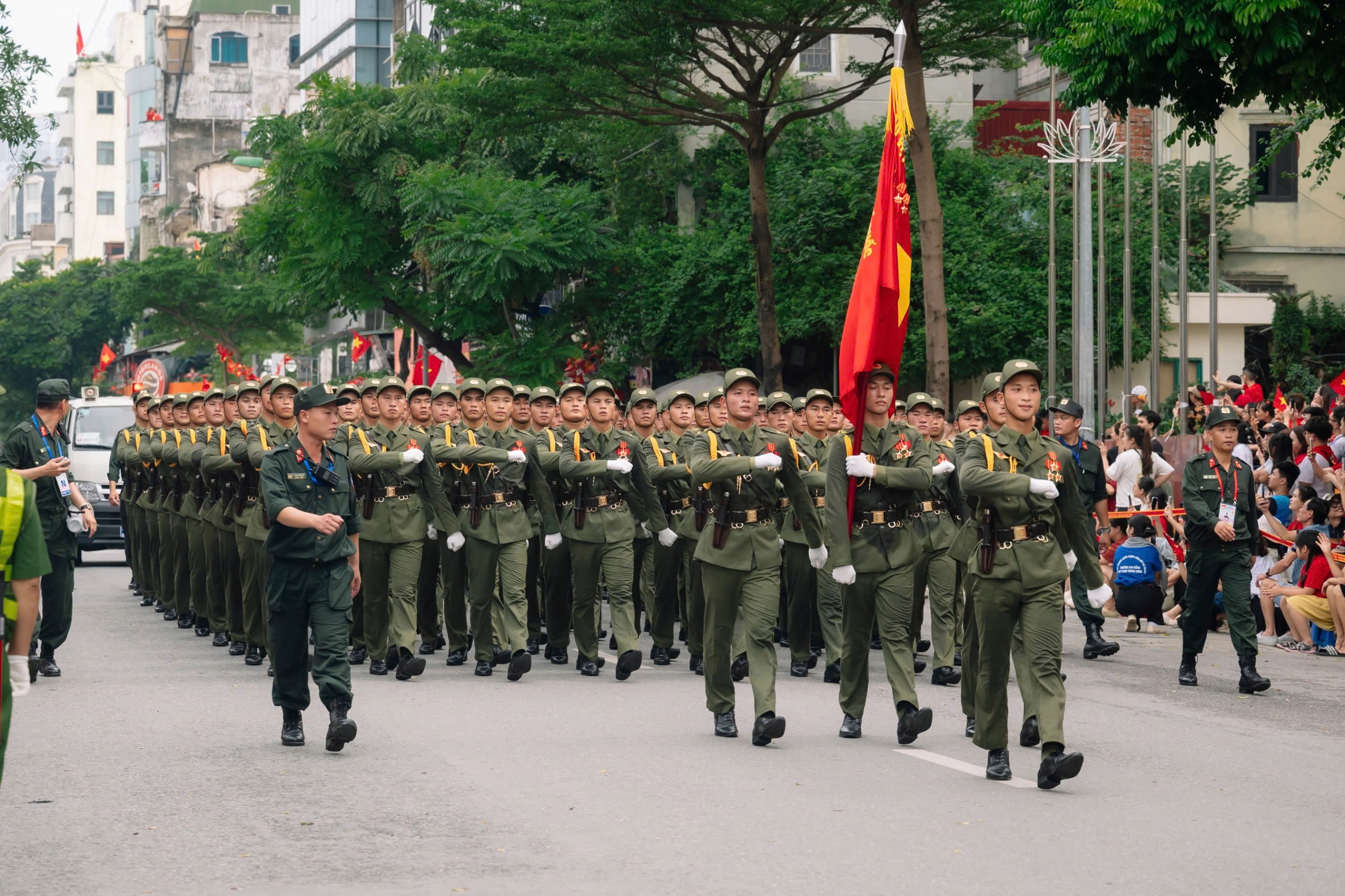 Đoàn diễu binh, diễu hành trên các tuyến phố Hà Nội.