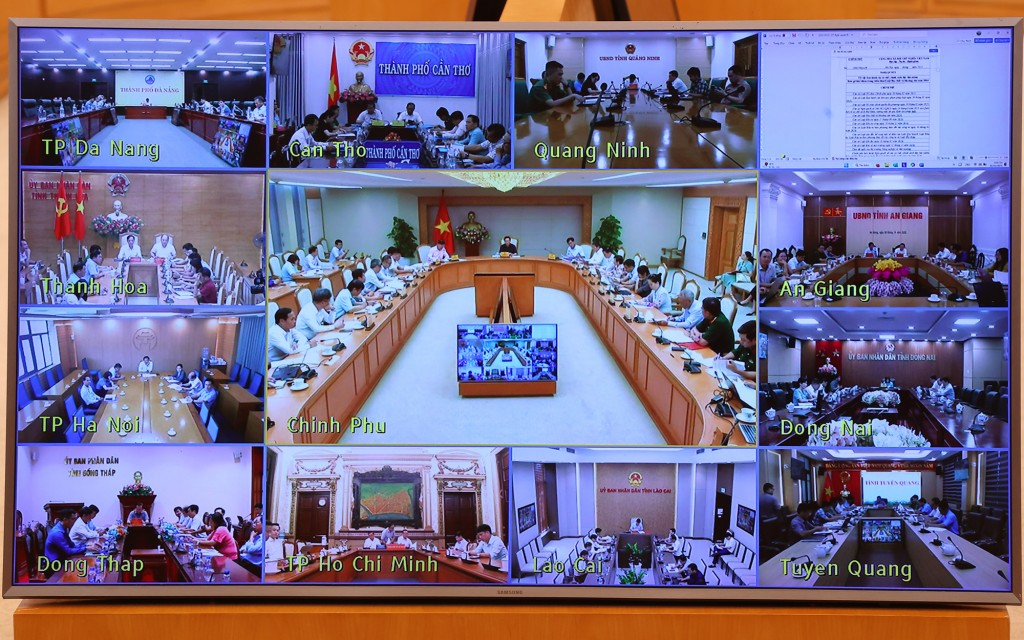 Cuộc họp trực tiếp kết hợp trực tuyến với đại diện lãnh đạo các bộ, ngành, 13 tỉnh/thành phố, tập đoàn, hiệp hội doanh nghiệp… - Ảnh: VGP/AT