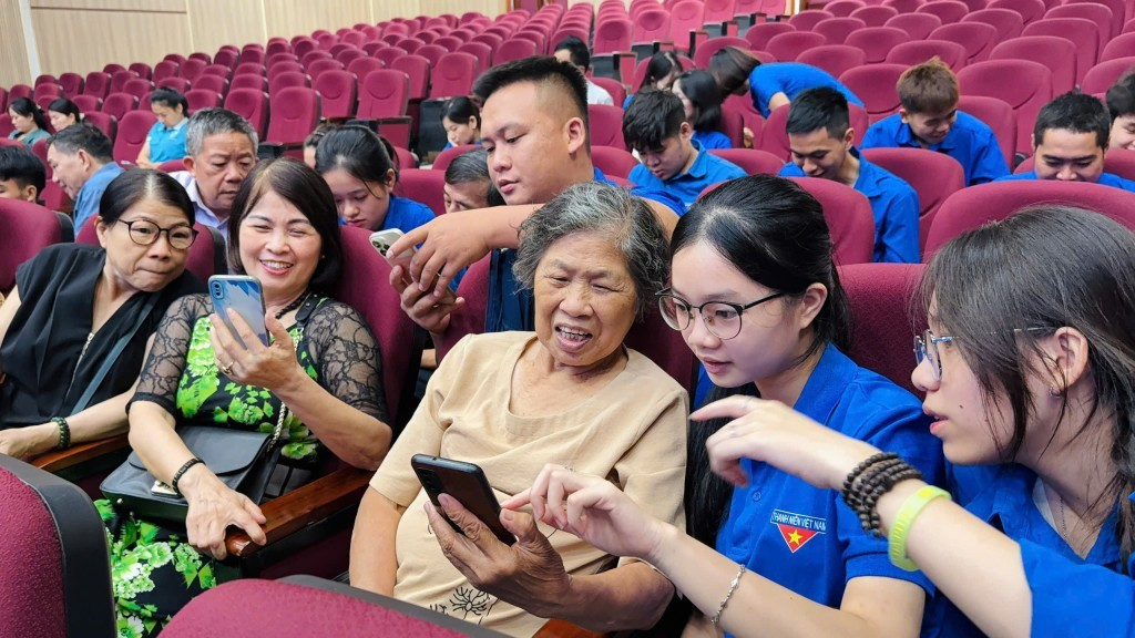 Các học viên của lớp tập huấn thực hành kỹ năng sử dụng AI