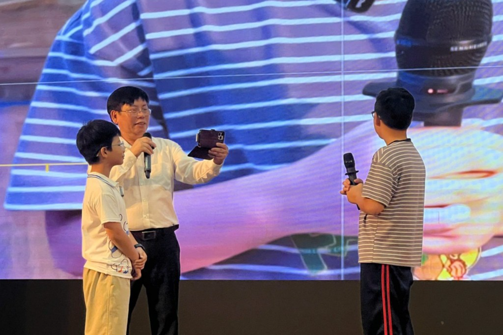 Các em học sinh được thực hành kỹ năng sử dụng AI trong học tập