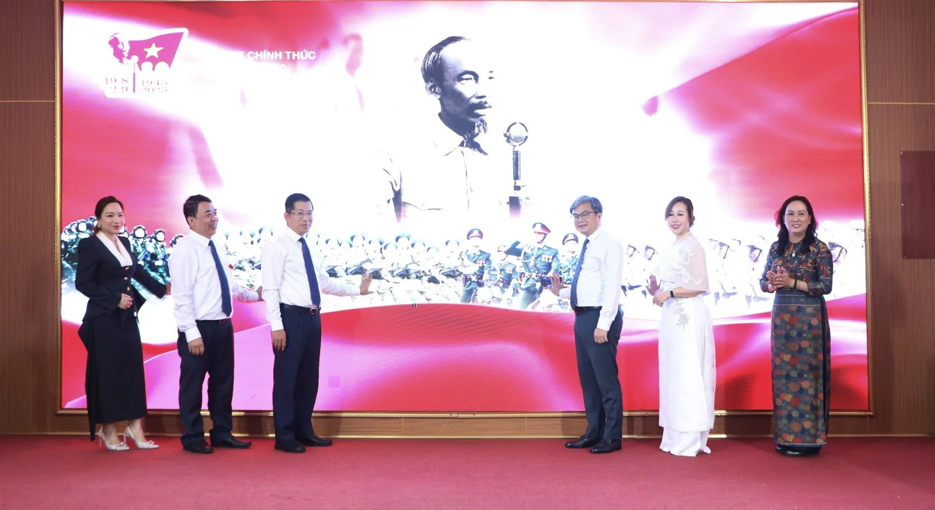 Các đại biểu thực hiện nghi thức ra mắt website chào mừng 80 năm Cách mạng tháng Tám thành công và Quốc khánh nước Cộng hòa xã hội chủ nghĩa Việt Nam.