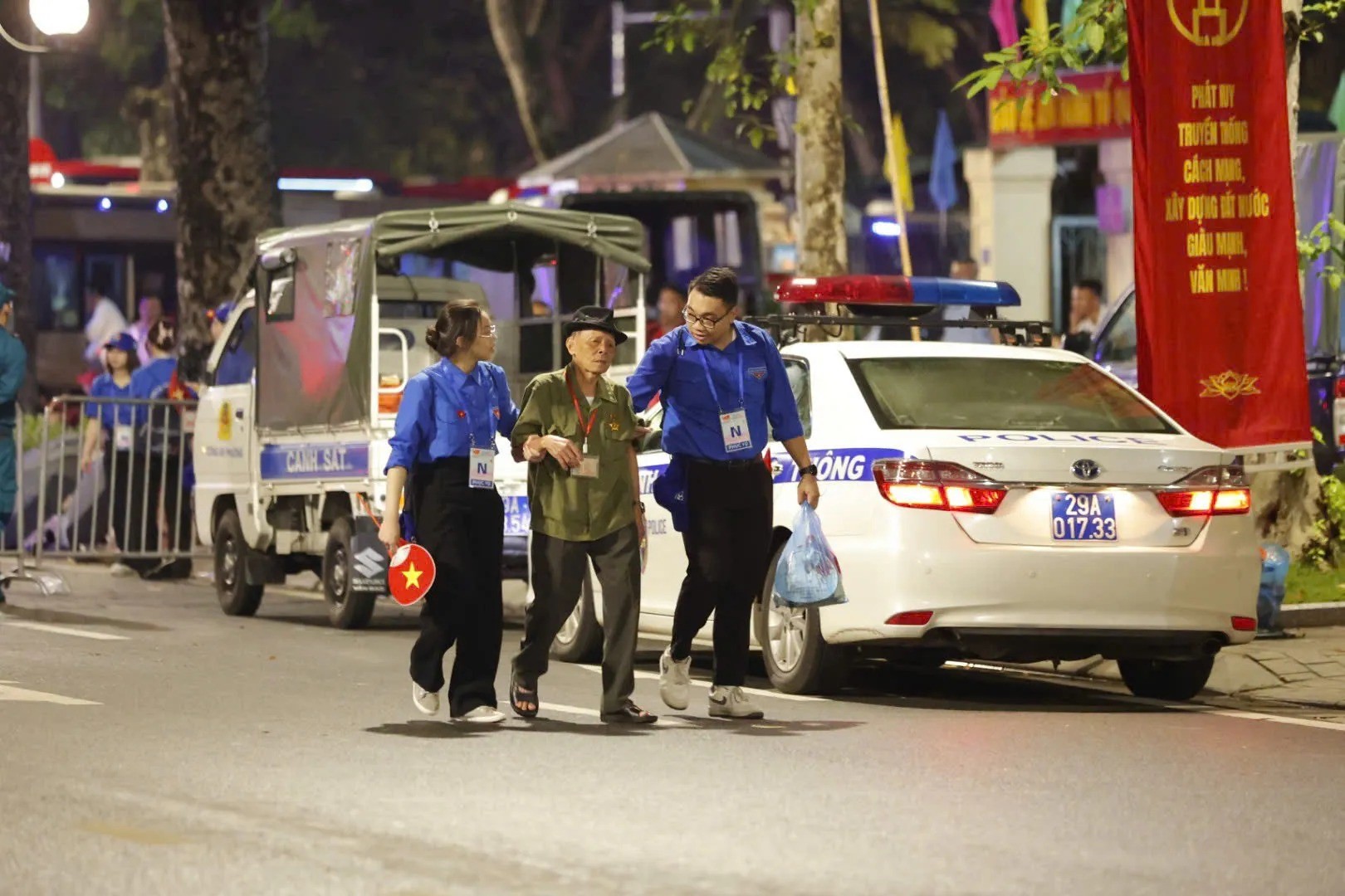 bất kể ngày hay đêm, luôn có những tình nguyện viên khoác trên mình màu áo xanh của tuổi trẻ túc trực