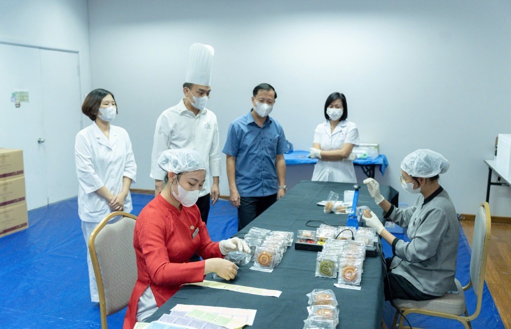 Ra quân kiểm tra chất lượng bánh Trung thu khách sạn Sheraton Hanoi