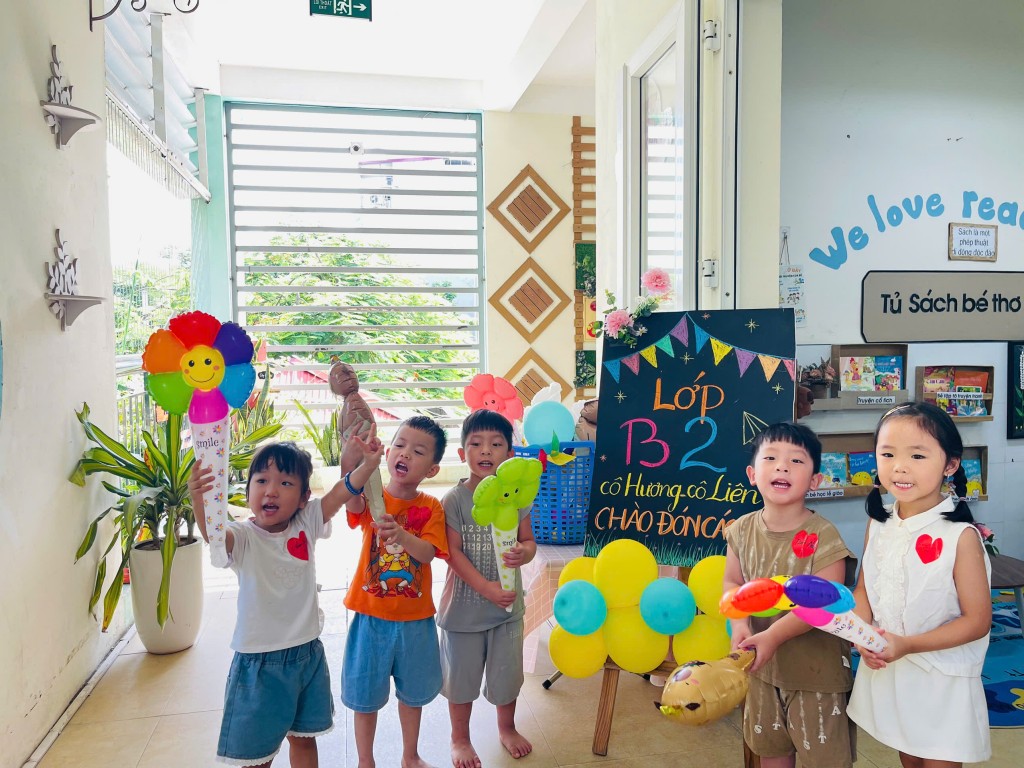 Các em nhỏ háo hức đón chờ khai giảng năm học mới