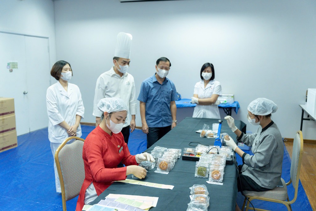 Sản lượng sản xuất bánh Trung thu năm nay của khách sạn là 3.000 chiếc