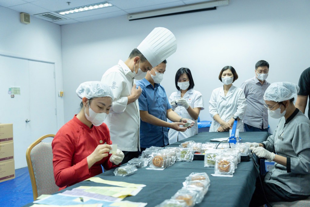 Lấy mẫu kiểm nghiệm bánh Trung thu của khách sạn Sheraton Hanoi