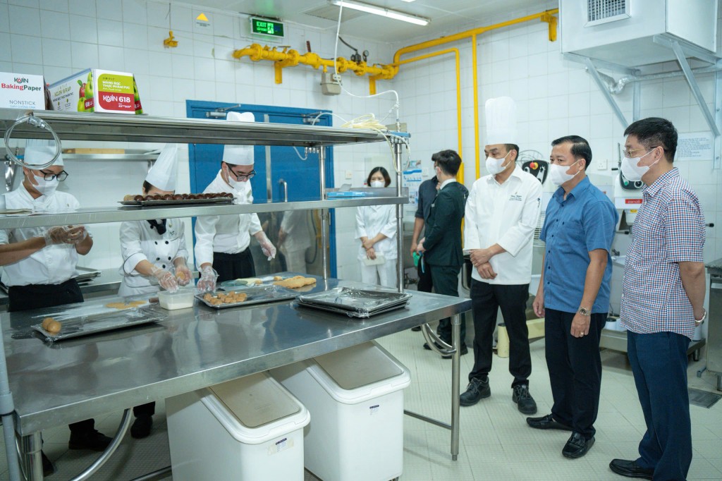 Ông Đặng Thanh Phong, Chi cục trưởng Chi cục An toàn vệ sinh thực phẩm Hà Nội kiểm tra quy trình sản xuất bánh Trung thu tại khách sạn Sheraton Hanoi