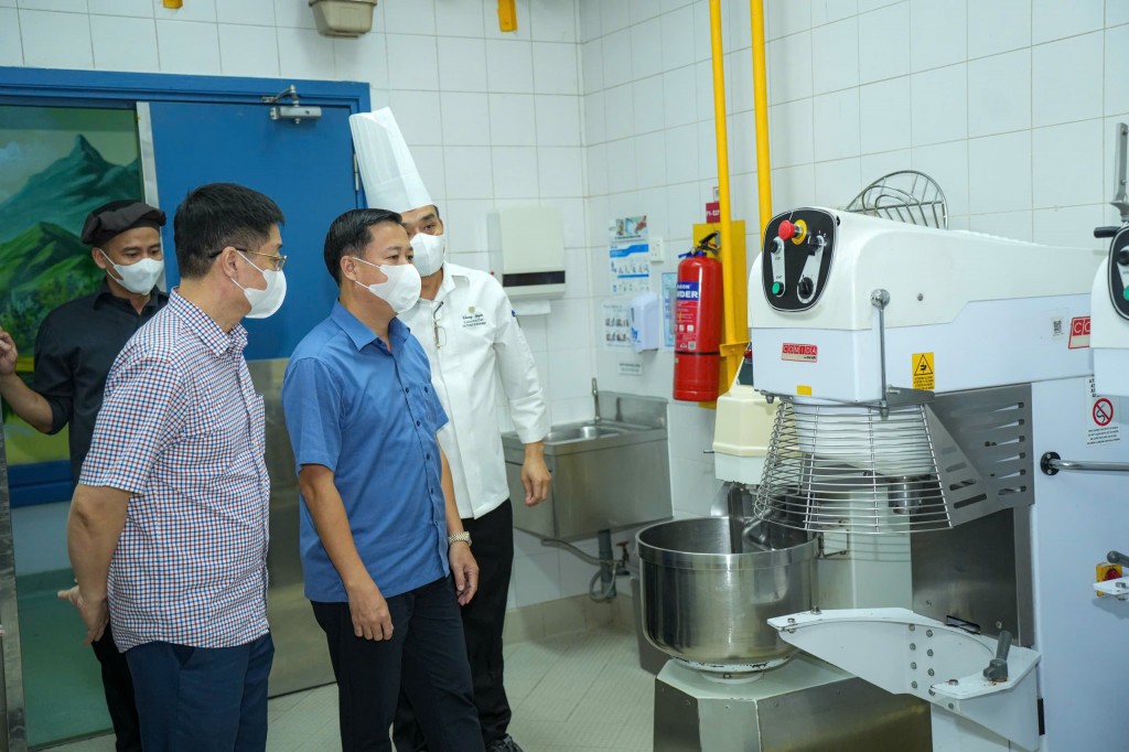 Khu vực làm bánh ngăn nắp, sạch sẽ 