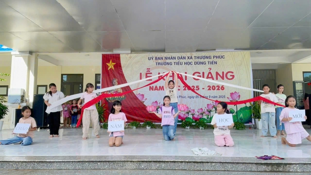 Các em học sinh chuẩn bị tiết mục văn nghệ cho lễ khai giảng.