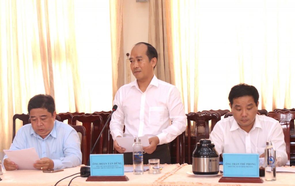 Phó Chủ tịch UBND phường Lái Thiêu Đoàn Tấn Dũng báo cáo với Đoàn công tác