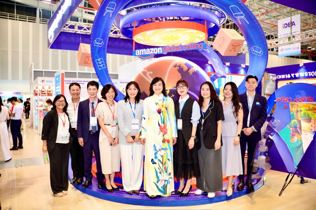 Thứ trưởng Bộ Công Thương Bà Phan Thị Thắng, Cục Phó Cục Thương mại Điện tử và Kinh tế số Nguyễn Thị Việt Anh, Vụ trưởng Vụ Phát triển thị trường nước ngoài Tạ Hoàng Linh ghé thăm gian hàng Amazon Global Selling Việt Nam tại Vietnam International Sourcing 2025