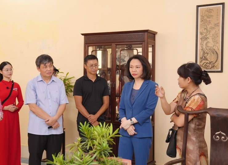 Phó Chủ tịch UBND thành phố Hà Nội Vũ Thu Hà nghe các đơn vị báo cáo công tác chuẩn bị cho Lễ gắn biển và Trưng bày tại di tích 48 Hàng Ngang