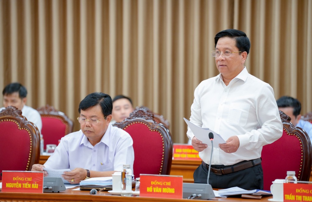 Ủy viên dự khuyết Ban Chấp hành Trung ương Đảng, Phó Bí thư Tỉnh ủy, Chủ tịch UBND tỉnh An Giang Hồ Văn Mừng báo cáo tại buổi làm việc