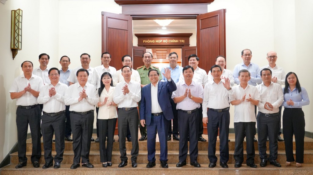 Thủ tướng Chính phủ Phạm Minh Chính chụp ảnh cùng đại biểu Trung ương, Ban Thường vụ Tỉnh ủy An Giang và đại biểu dự buổi làm việc