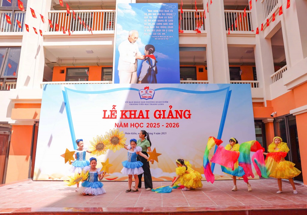 Cô và trò say sưa tập dượt lại các tiết mục văn nghệ cho lễ khai giảng. Ảnh: Thanh Tùng