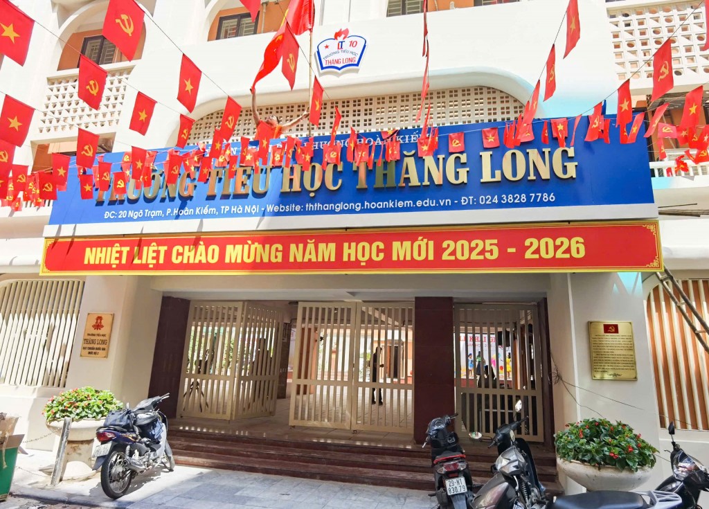 Trường Tiểu học Thăng Long trang hoàng cờ hoa rực rỡ chào đón năm học mới 2025 - 2026. Ảnh: Thanh Tùng