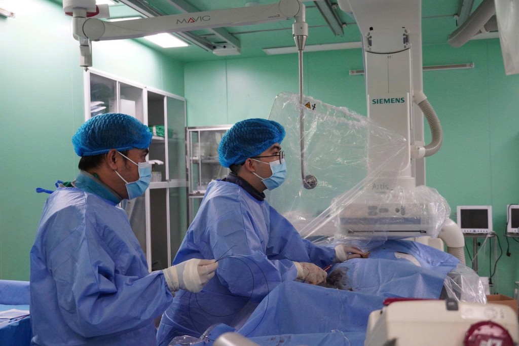 Các bác sỉ đang can thiệp cho bệnh nhân