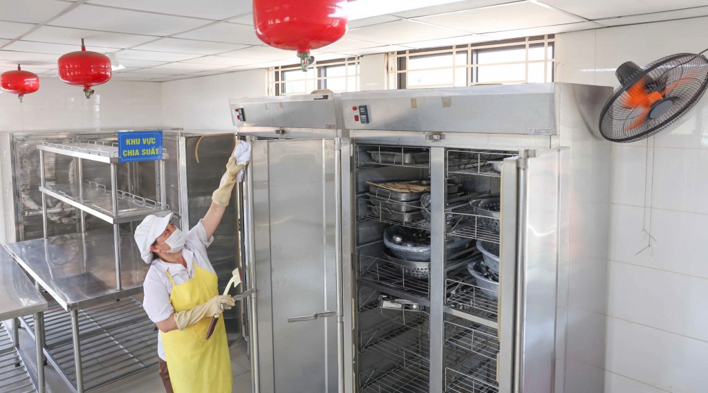 Cùng với công tác trang trí trường lớp, nhà trường cũng khẩn trương vệ sinh bếp ăn, dụng cụ nấu nướng sẵn sàng cho bữa ăn bán trú đầu tiên của năm học mới. Ảnh: Thanh Tùng