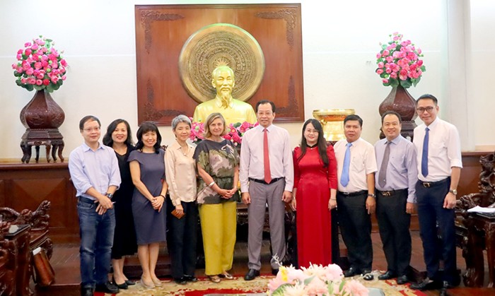 Lãnh đạo TP Cần Thơ chụp hình lưu niệm cùng Đoàn công tác Đại sứ quán Canada tại Việt Nam.
