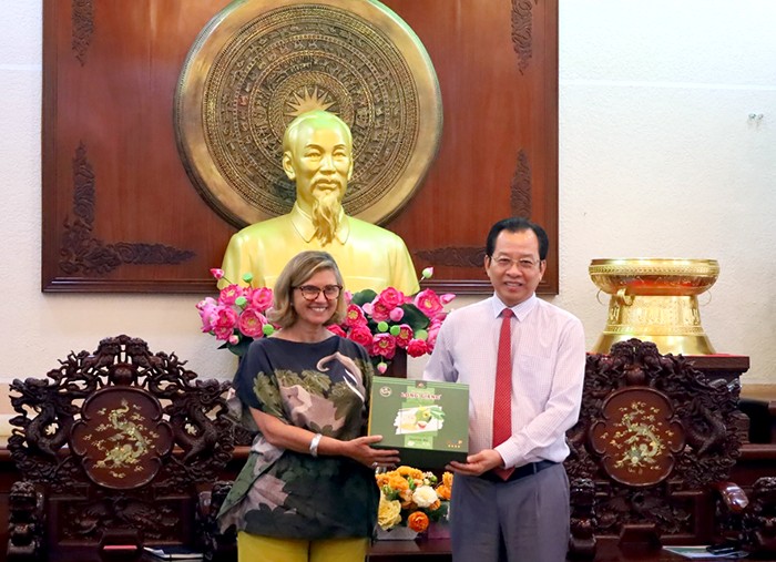 Phó Chủ tịch UBND TP Cần Thơ Vương Quốc Nam trao tặng quà lưu niệm đến bà Francesca Bellone.