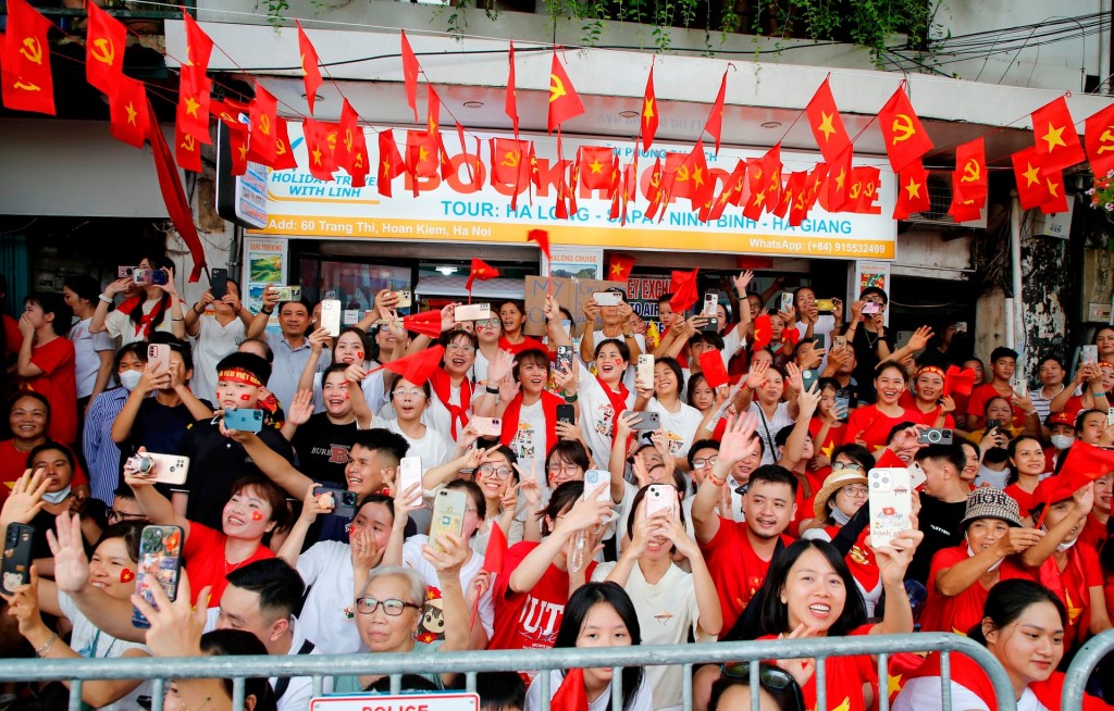 Người dân Thủ đô hân hoan chào đón các đoàn diễu binh, diễu hành.
