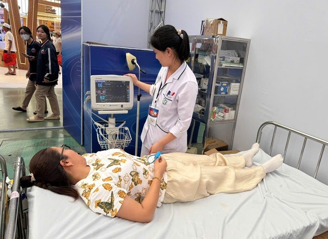 Các đại biểu, khách tham quan và người dân được hỗ trợ y tế, cấp cứu kịp thời khi tham quan tại Trung tâm Triển lãm Quốc gia.
