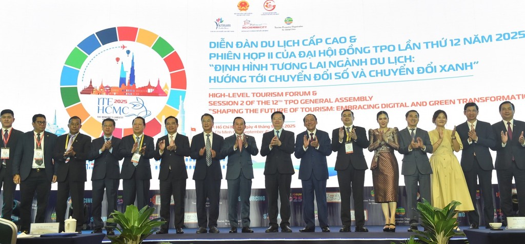 Phó Thủ tướng và các đại biểu tham dự diễn đàn - Ảnh: VGp/Giang Thanh