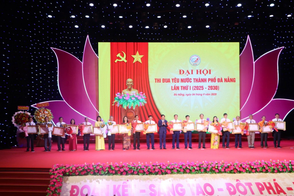 410 tập thể và cá nhân tiêu biểu tại TP Đà Nẵng được vinh danh vì có thành tích xuất sắc trong phong trào thi đua yêu nước giai đoạn 2020 – 2025 (Ảnh Út Vũ)