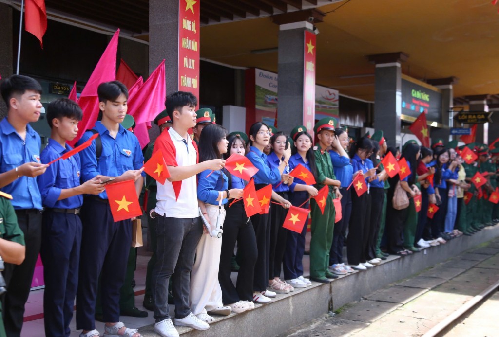 Hàng trăm người dân, thân nhân, các bạn trẻ đoàn viên thanh niên mang theo cờ hoa, băng rôn và những nụ cười rạng rỡ để chào đón những người con ưu tú trở về (Ảnh Đ.Minh)