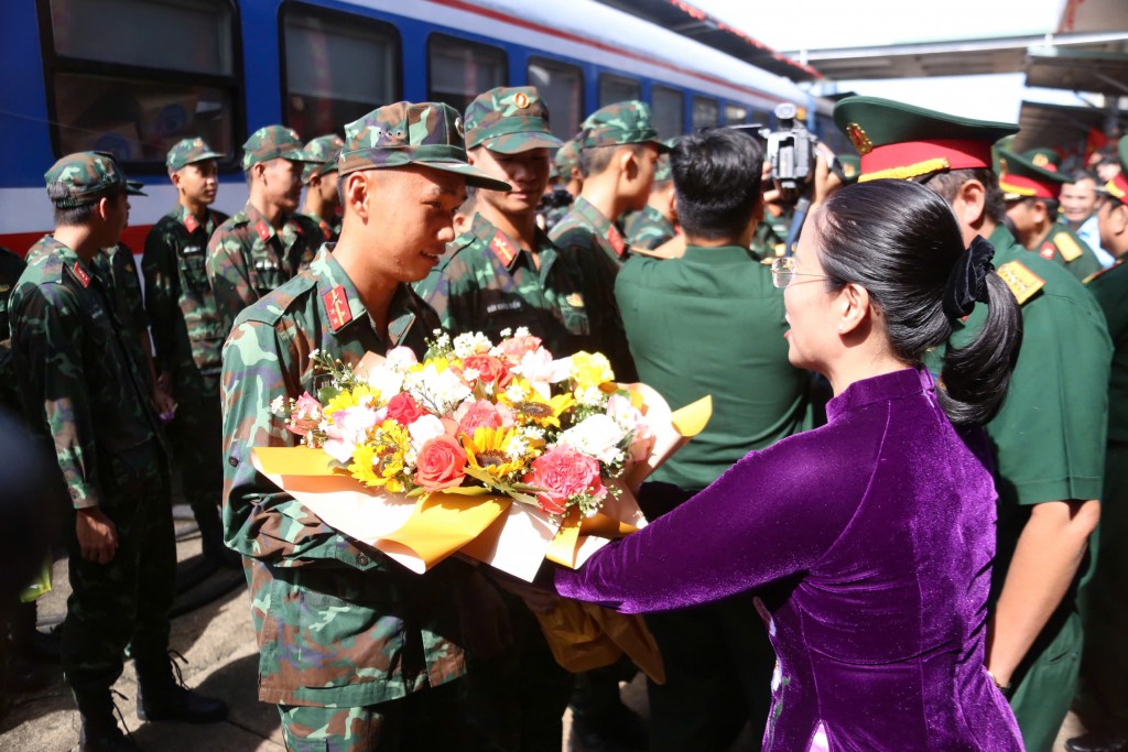 Phó Chủ tịch UBND TP Đà Nẵng Nguyễn Thị Anh Thi tặng hoa mừng các cán bộ chiến sĩ đã hoàn thành xuất sắc nhiệm vụ (Ảnh Đ.Minh)