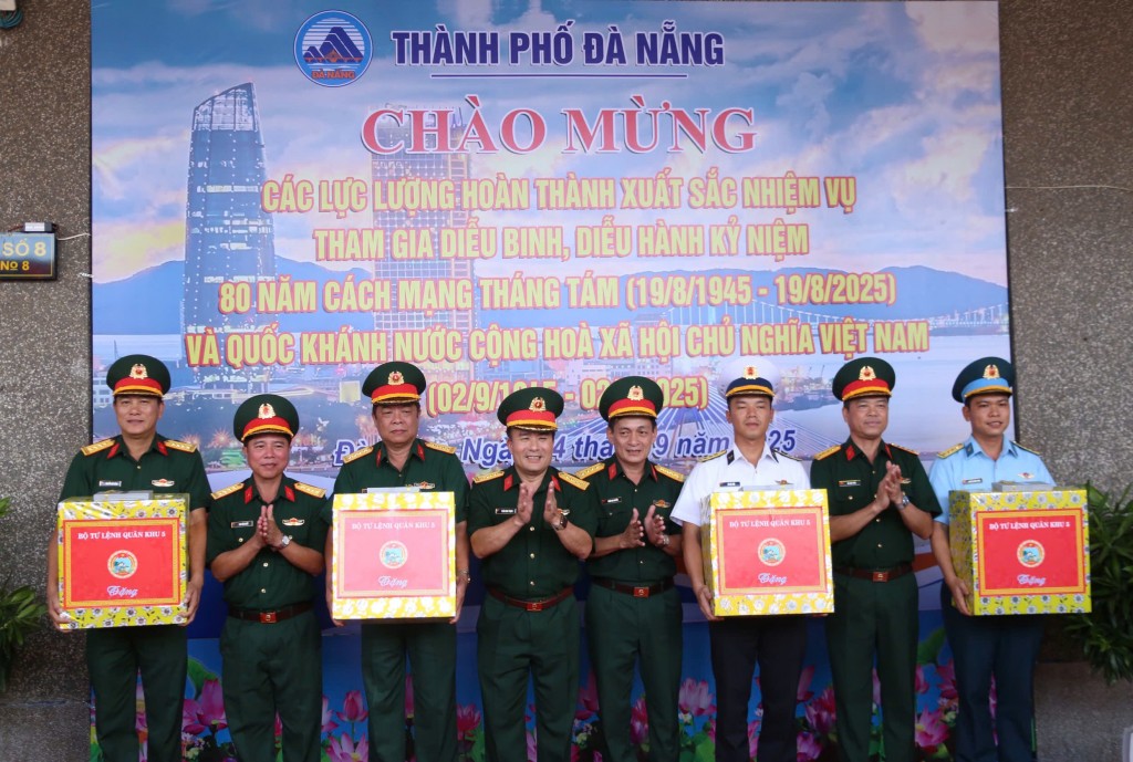 Bộ Tư lệnh Quân khu 5 tặng quà chúc mừng các đơn vị đã hoàn thành xuất sắc nhiệm vụ tại Lễ kỷ niệm 80 năm Cách mạng Tháng Tám và Quốc khánh 2/9 tại Quảng trường Ba Đình, Hà Nội (Ảnh Đ.Minh)