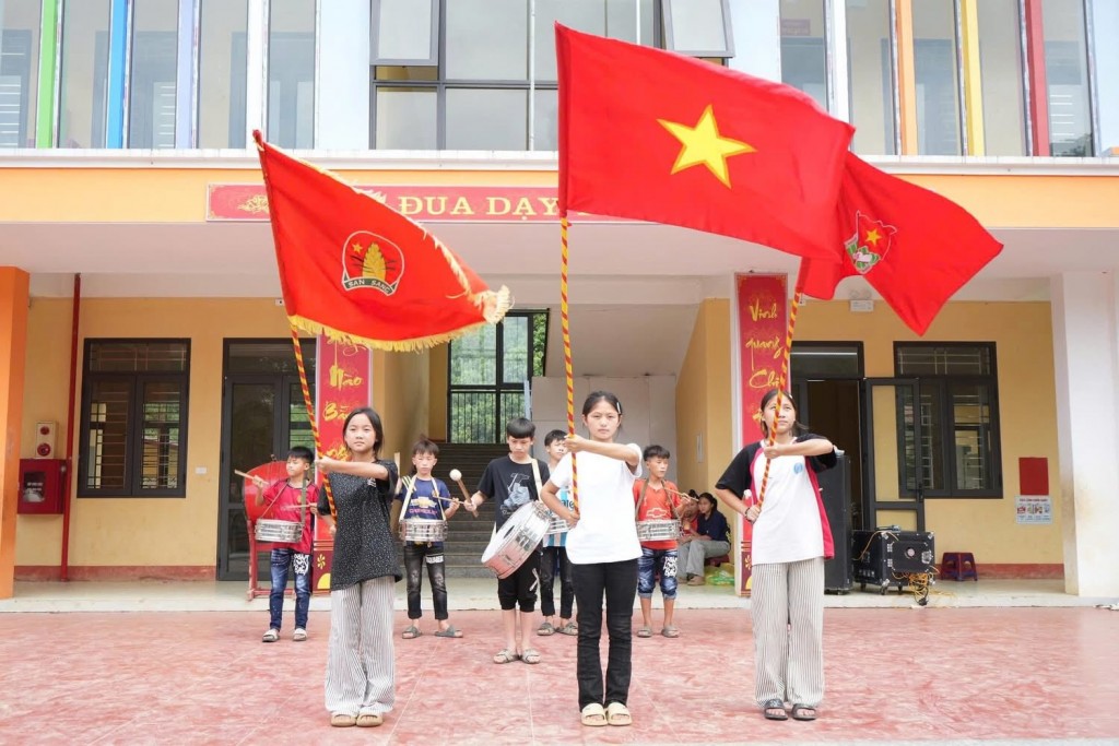 Đội nghi thức tập duyệt chào cờ, trống – cờ – kèn sẵn sàng cho lễ khai giảng ngày mai.