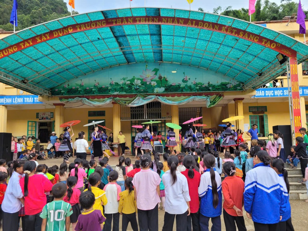 Học sinh Trường PTDTBT TH&THCS Mồ Dề hào hứng tập luyện tiết mục văn nghệ chào mừng khai giảng