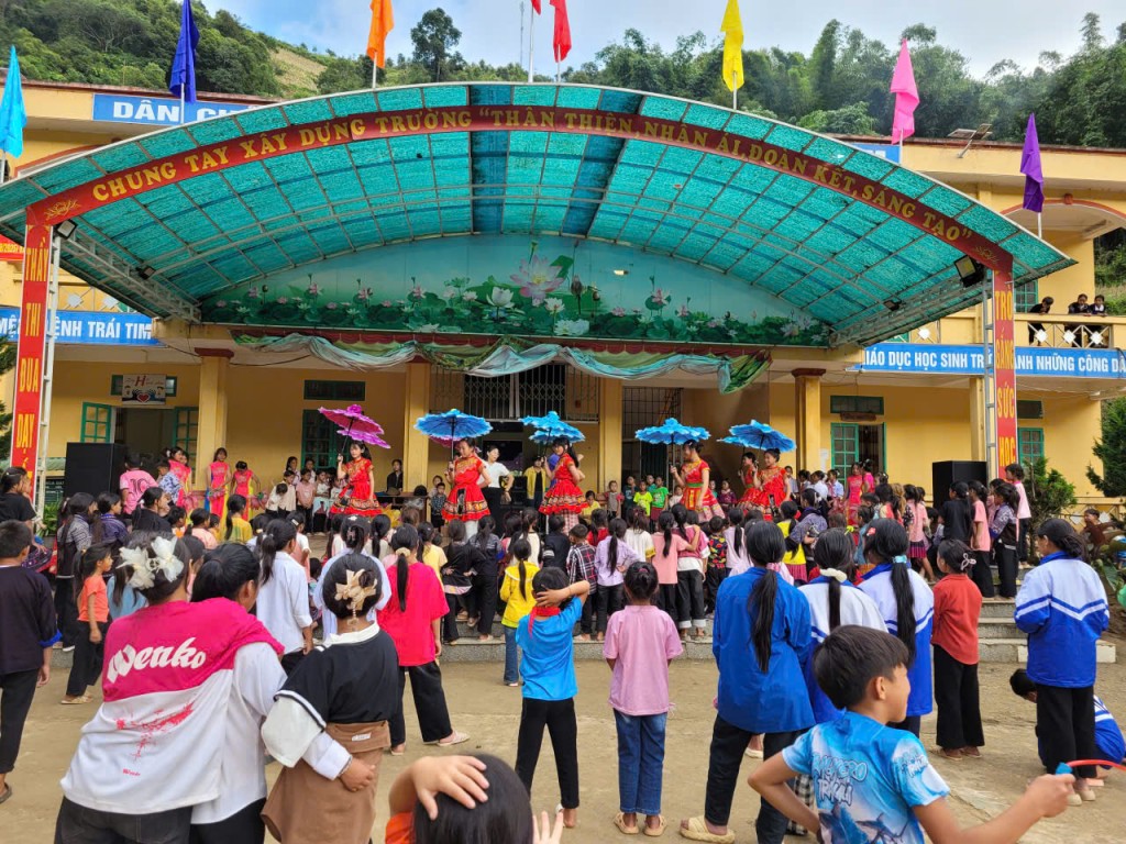 Học sinh Trường PTDTBT TH&THCS Mồ Dề hào hứng tập luyện tiết mục văn nghệ chào mừng khai giảng