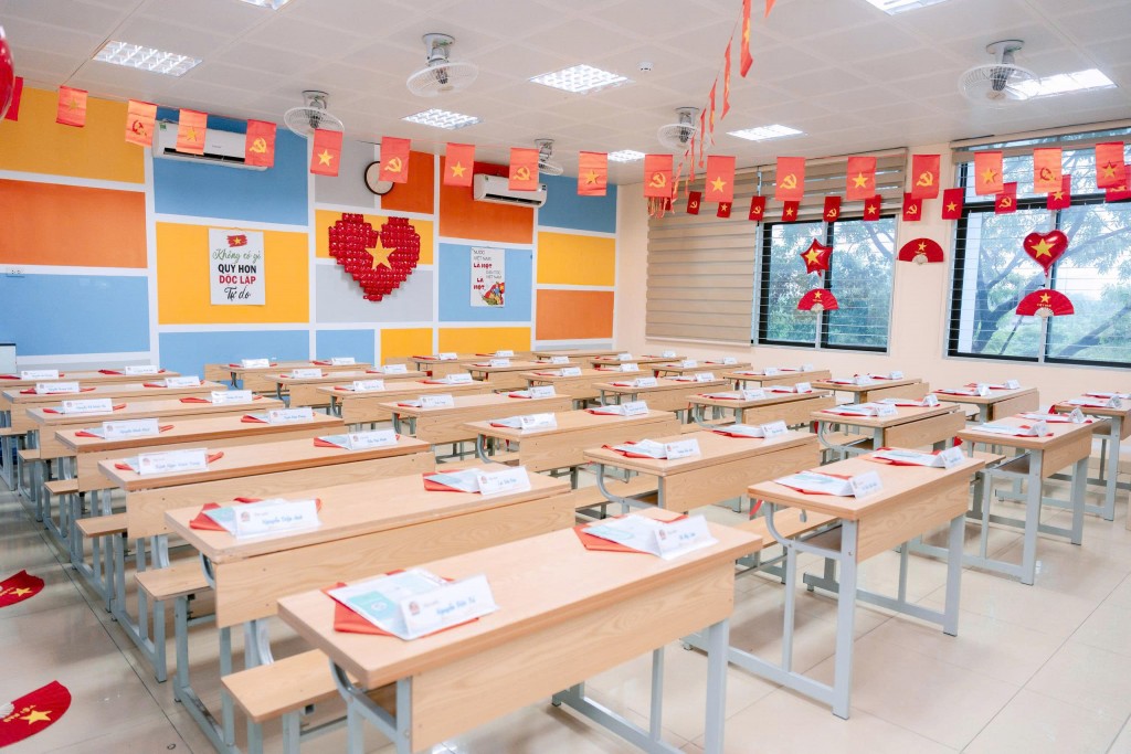 Không gian lớp học được trang trí trang trọng, hòa cùng không khí kỷ niệm 80 năm Quốc khánh.  Học sinh Trường T