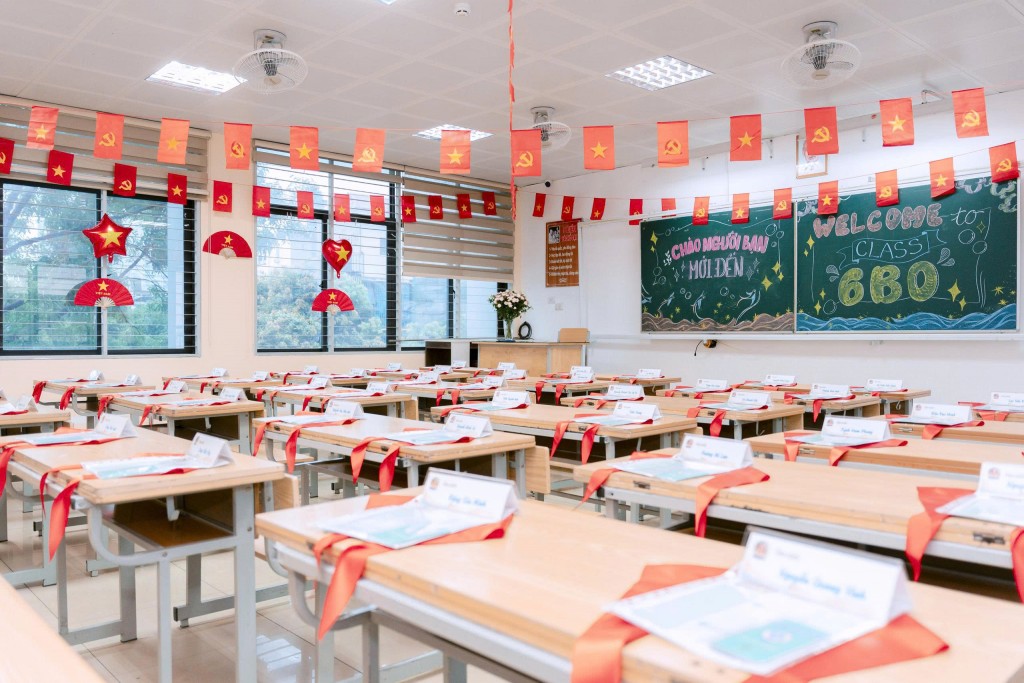 Phòng học rực rỡ sắc đỏ cờ Tổ quốc và cờ Đảng, sẵn sàng chào đón năm học mới 2025 – 2026.