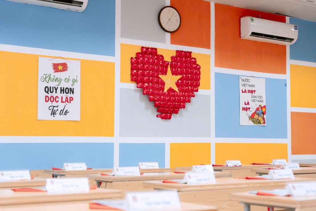 Bức tường lớp học nổi bật khẩu hiệu “Không có gì quý hơn độc lập, tự do” cùng hình trái tim gắn kết, thắp sáng tình yêu Tổ quốc trong mỗi học sinh.