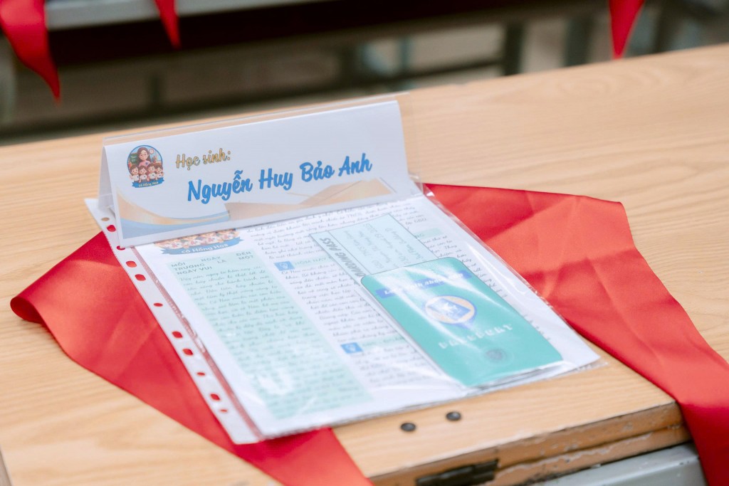 Cận cảnh bàn học sinh với đầy đủ biển tên, tài liệu, cờ đỏ sao vàng – gửi gắm niềm tin và kỳ vọng của gia đình, thầy cô và quê hương. Cận cảnh bàn học sinh với đầy đủ biển tên, tài liệu, cờ đỏ sao vàng – gửi gắm niềm tin và kỳ vọng của gia đình, thầy cô và quê hương.
