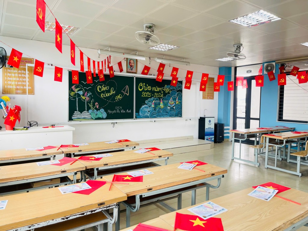 Bảng đen rực rỡ lời chào năm học mới – Những dòng chữ “Chào năm học 2025–2026” được học sinh khéo léo trang trí, gửi gắm niềm vui và hy vọng cho hành trình tri thức mới. Bảng đen rực rỡ lời chào năm học mới – Những dòng chữ “Chào năm học 2025–2026” được học sinh khéo léo trang trí, gửi gắm niềm vui và hy vọng cho hành trình tri thức mới.