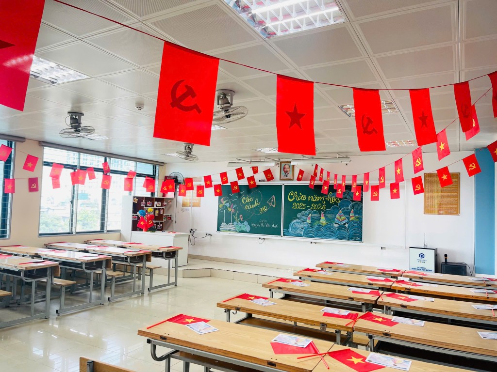 Phòng học rợp sắc cờ đỏ – Cờ Tổ quốc và cờ Đảng được treo trang trọng khắp lớp học, tạo nên không gian rực rỡ, thiêng liêng trước thềm khai giảng